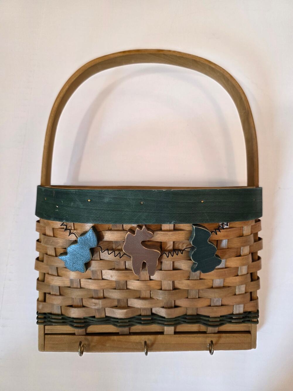 VTG Cabincore Green Woven Hanging Basket Moose Evergreen Key Holder Catchall 90s
